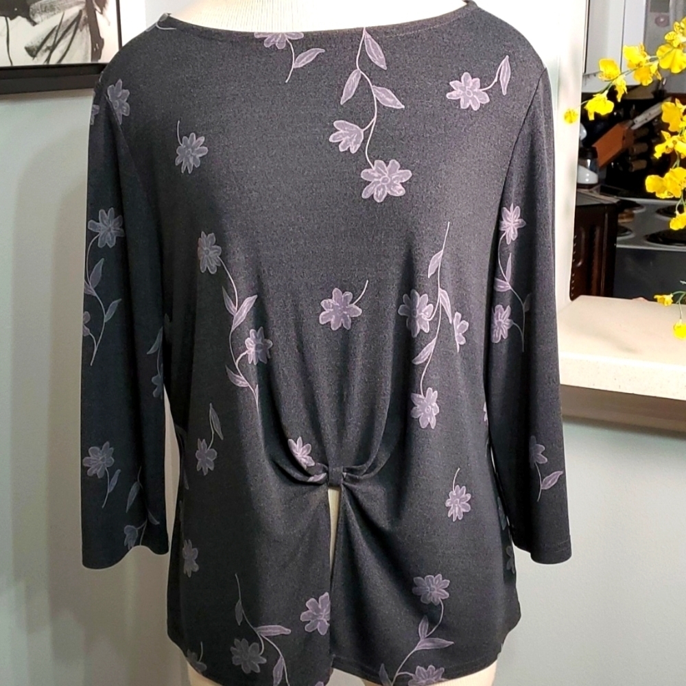 Bigio women's top, gray with floral print. Size large. Key hole. Unique style.